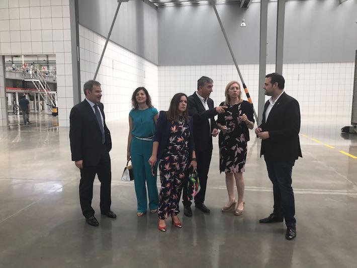 El conseller Climent visita Porcelonosa per a conèixer els avanços tecnològics de la indústria ceràmica local