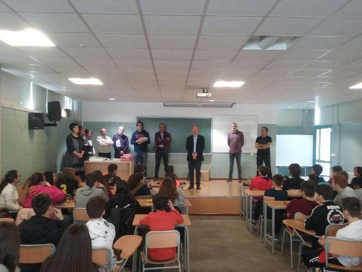 Els participants en les VII proves matemàtiques Canguret reben els diplomes acreditatius al Broch i Llop