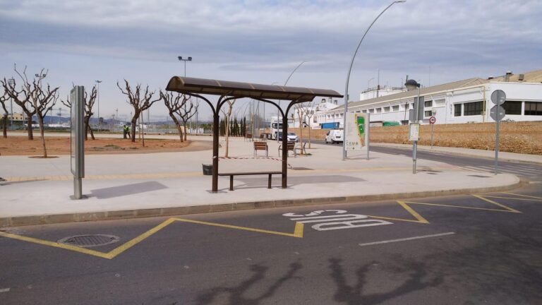 Mobilitat reubica algunes marquesines i les col·loca en parades clau del bus urbà 