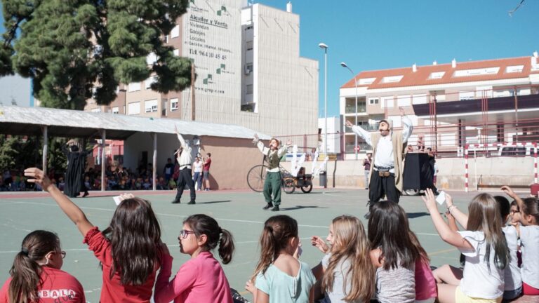 La companyia La Fam porta la flama del Correllengua a les escoles de la localitat