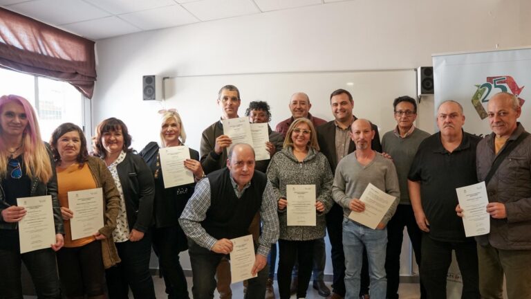 El taller per a majors de 45 anys de la Fundació Tots Units  es clausura amb 14 diplomats
