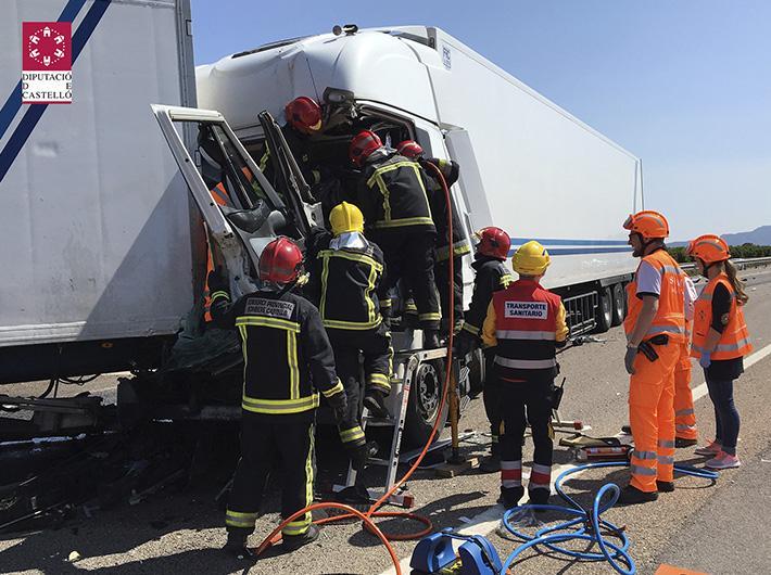 Llargues cues aturen el tràfic per la col·lisió de dos camions articulats en la CV-10 a l’altura de Vila-real