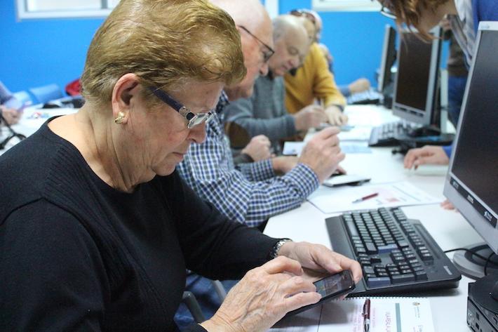 Els majors del CEAM l’Olivera aprenen a usar l’app municipal per a conèixer els serveis que s'ofereixen