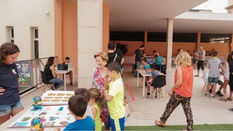 Els més menuts gaudeixen de l’activitat ‘Jugant, Jugant’ a la plaça de Colom