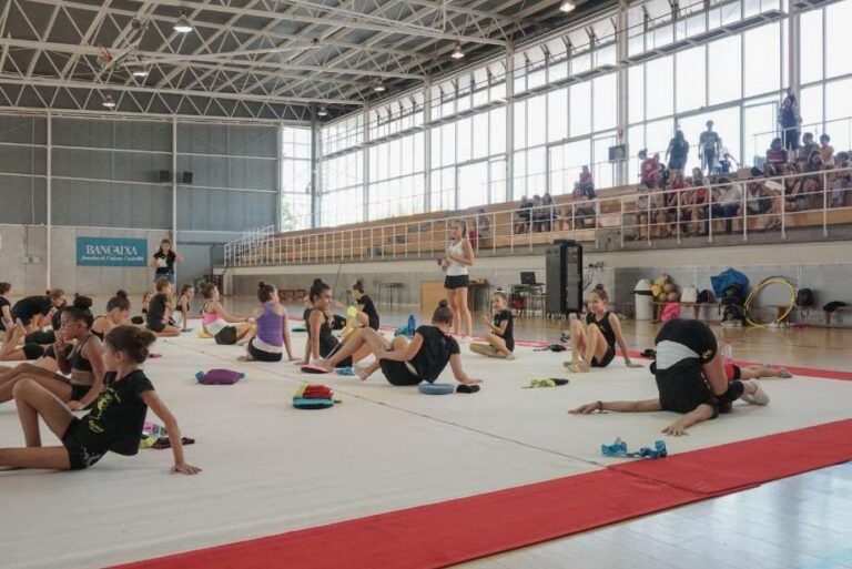 La pràctica de la gimnàstica rítmica es dóna a conèixer entre els més menuts 