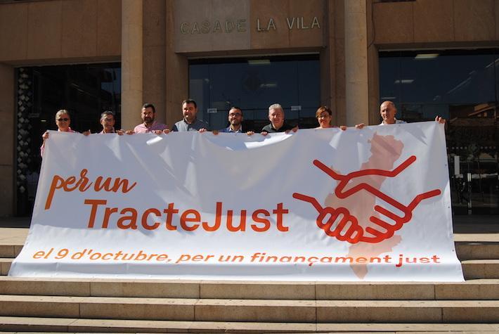 L’Ajuntament commemora el 9 d’Octubre amb una pancarta per un finançament just 