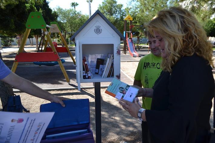 El primer niu de llibres per a fomentar la lectura entre major i menuts arriba al jardí de la Maiorasga