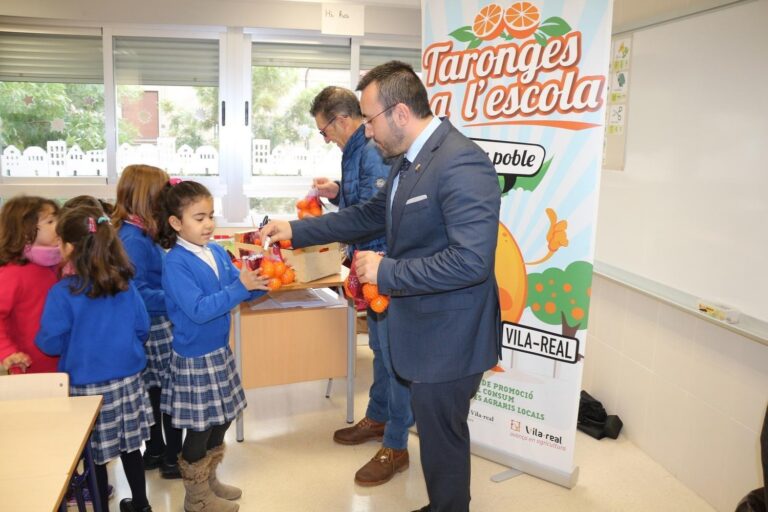 Els xiquets i xiquetes gaudiran per tercer any dels beneficis de consumir ‘Taronges a l’escola’