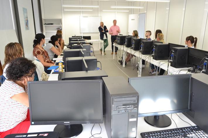 L’alumnat de l’Aula Mentor inicia el curs i posa a prova el seu aprenentatge abans de les pràctiques