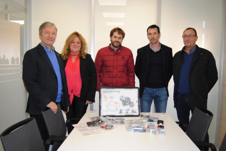 Els escolars s'endinsen en la robòtica de má de Fundació Flors amb Vilabot, el primer concurs a la província