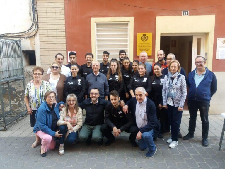 Els alumnes-treballadors del programa T’Avalem preparen un esmorzar al barri del Pilar per les festes