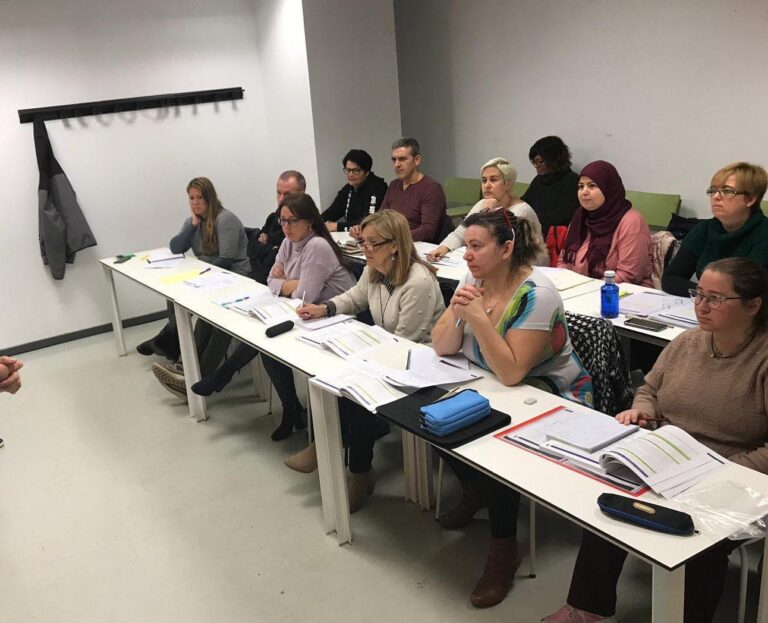 Normalització adapta els cursos de valencià al calendari d'exàmens oficials i Voluntariat pel Valencià