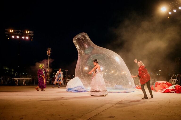Xarxa Teatre sensibilitza sobre l’impacte dels residus plàstics en el mar amb una espectacular ‘performance’