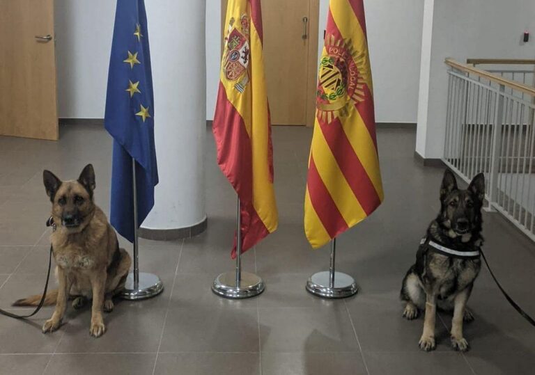 Les gosses Iris i Loba s’acomiaden de la UCAN de la Policia Local de Vila-real