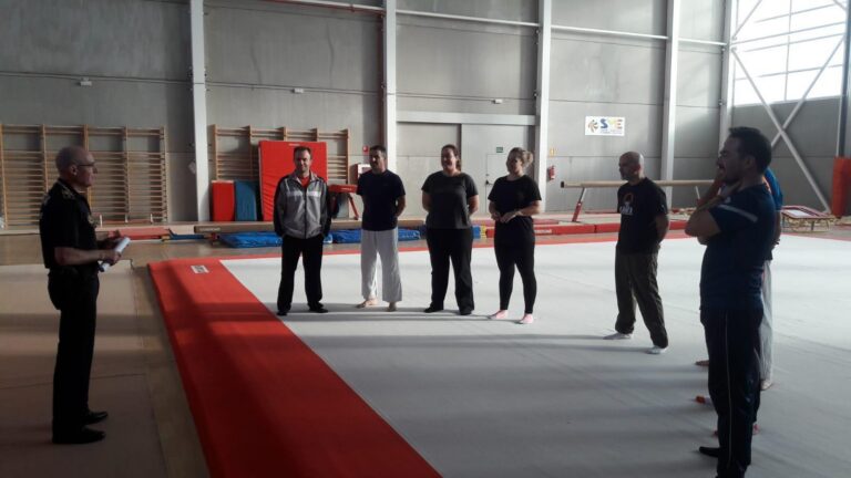 Un entrenador amb experiència a nivell nacional imparteix el curs de defensa personal a la Polícia Local