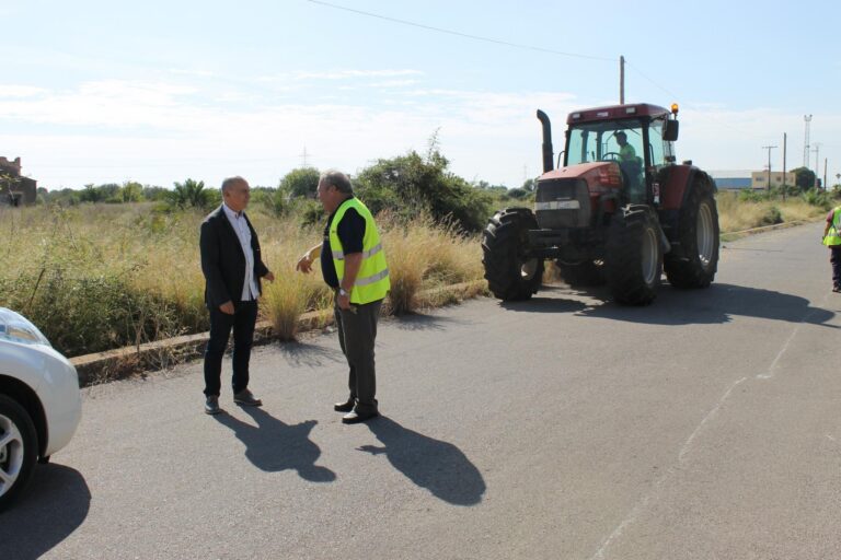 Un tractor de la Diputació acompanya durant deu dies a Serveis Públics en les tasques de neteja de cunetes i camins