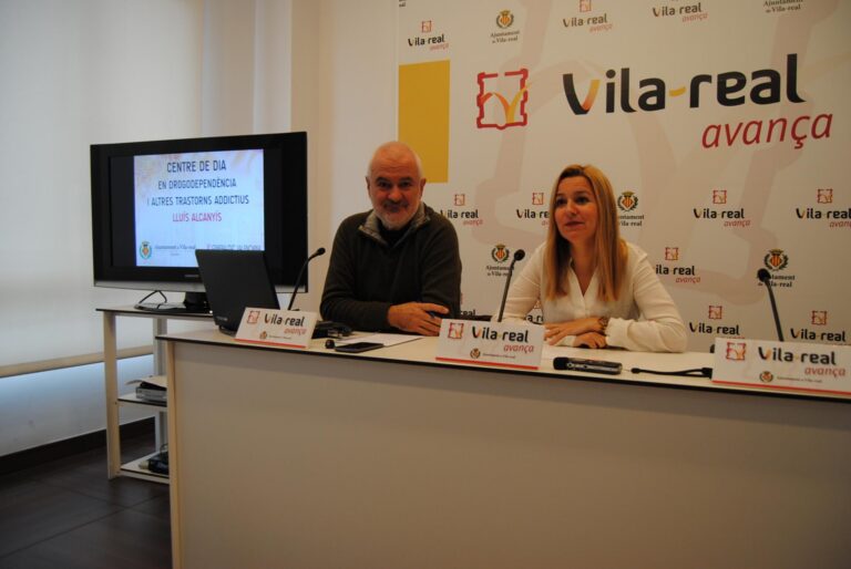 El Centre de Día Lluís Alcanyís de Vila-real impulsa el seu primer hort urbà d’agricultura ecològica "com a al·licient"