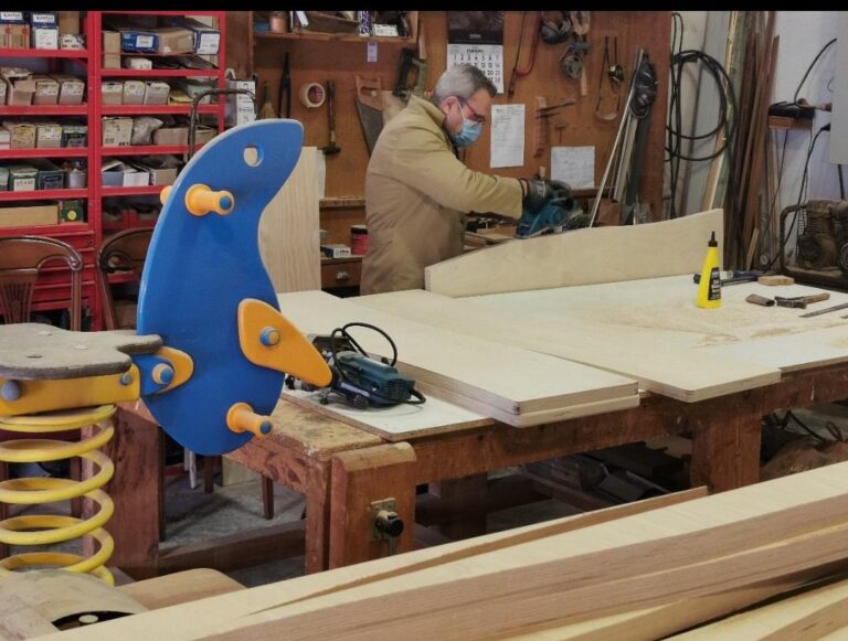 La fusteria de SPV dissenya 14 bancs i 4 taules per al parc del Barri de Progrès 