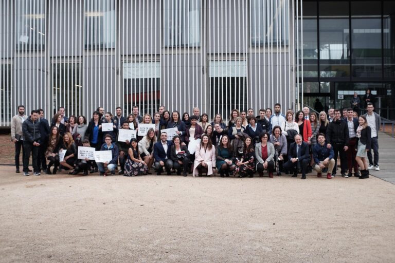 Mig centenar de participants del primer Programa Operatiu d’Ocupació Juvenil reben els diplomes de mà de Benlloch