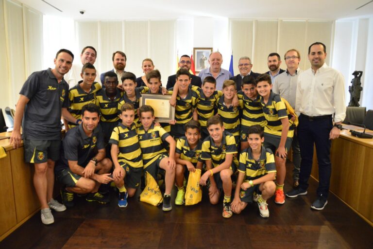 L’aleví A del Villarreal, guanyador de la Liga Promises, visita el consistori