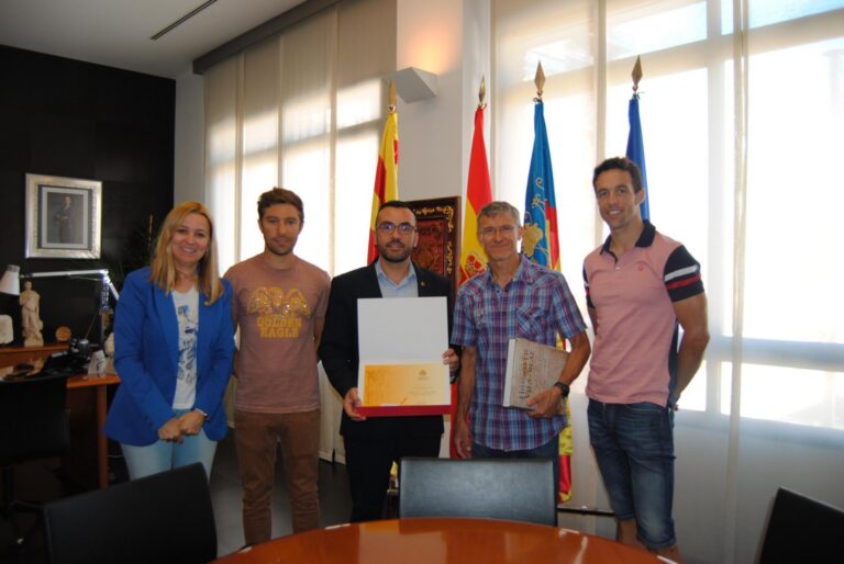 L’Ajuntament rep a Manuel Cuadros, que s’ha proclamat Campió del Món de Duatló