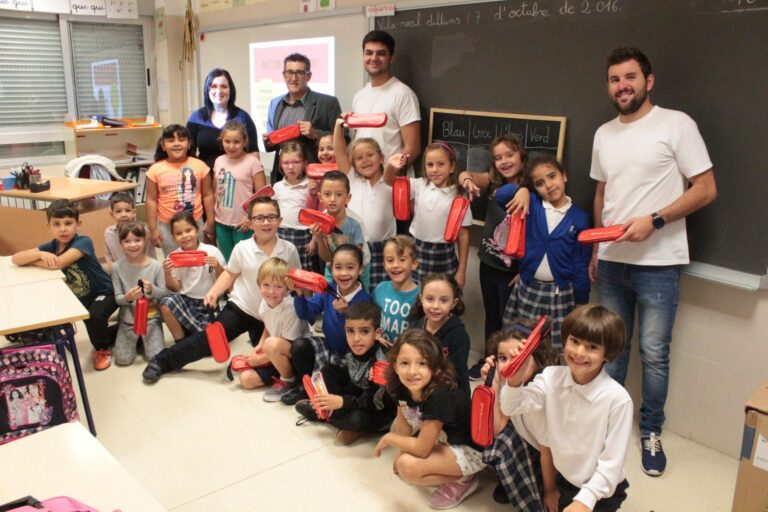 700 alumnes de primària de 17 col·legis reben el 'portaentrepans sostenible'