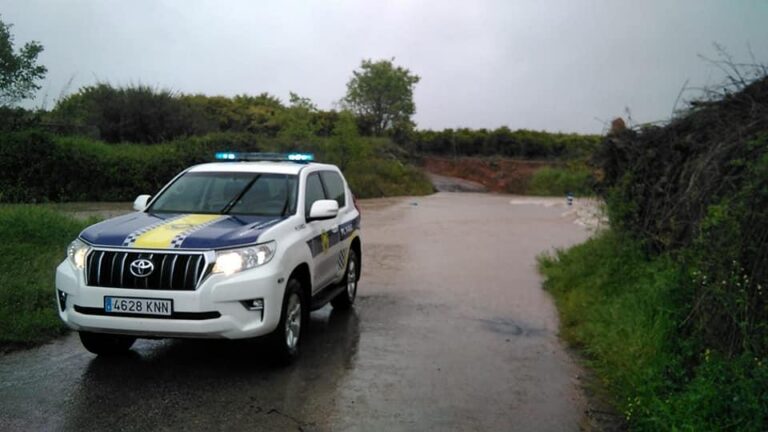 La pluja no dona treva durant la nit i la Policia Local tanca diversos camins del terme municipal