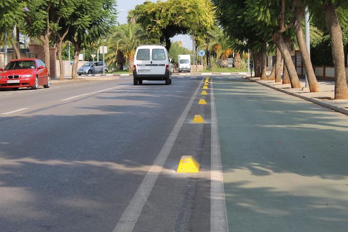 El carril bici del Termet compta ja amb una millor senyalització i seguretat gràcies a uns innovadors pilons