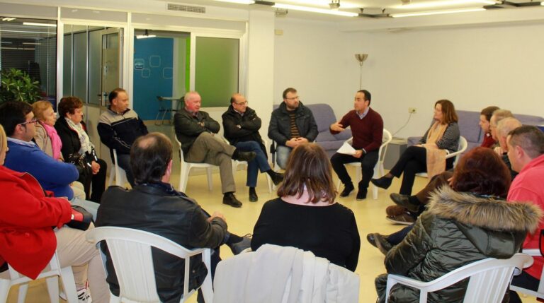 Folgado es reuneix amb les associacions de veïns a les quals l’Ajuntament "deu diners de 2015, 2016, 2017 i 2018"  