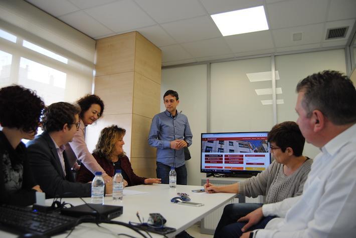 Una delegació de Peñíscola visita l'Ajuntament per a conèixer els avantatges de l’expedient digital 