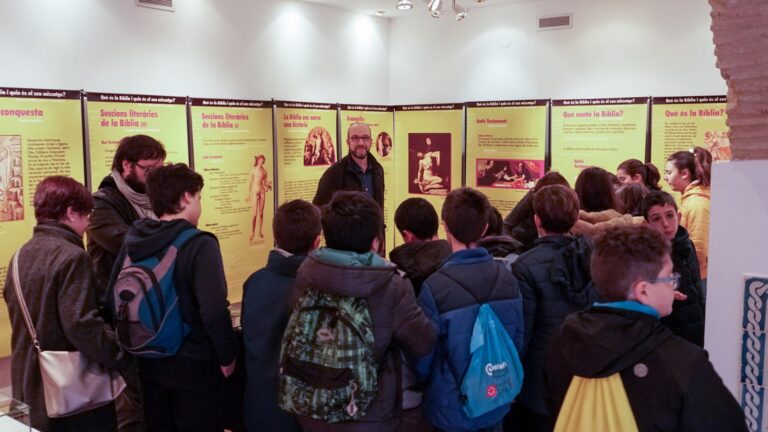 L’alumnat de 6é curs del CEIP Angelina Abad han visitat hui l'exposició 'Bíblia i cultura’ a la Casa de Polo