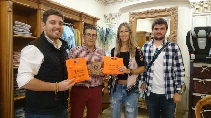 La campanya de recollida de cartró recorre els comerços de la zona centre 