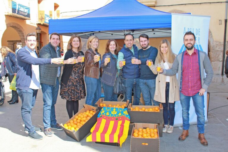 El PP de Vila-real defensa la taronja valenciana i reparteix suc natural entre els veïns