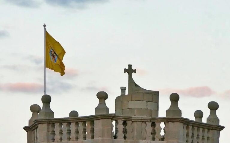 La bandera del Villarreal oneja al campanar de l’església Arxiprestal davant la gran final