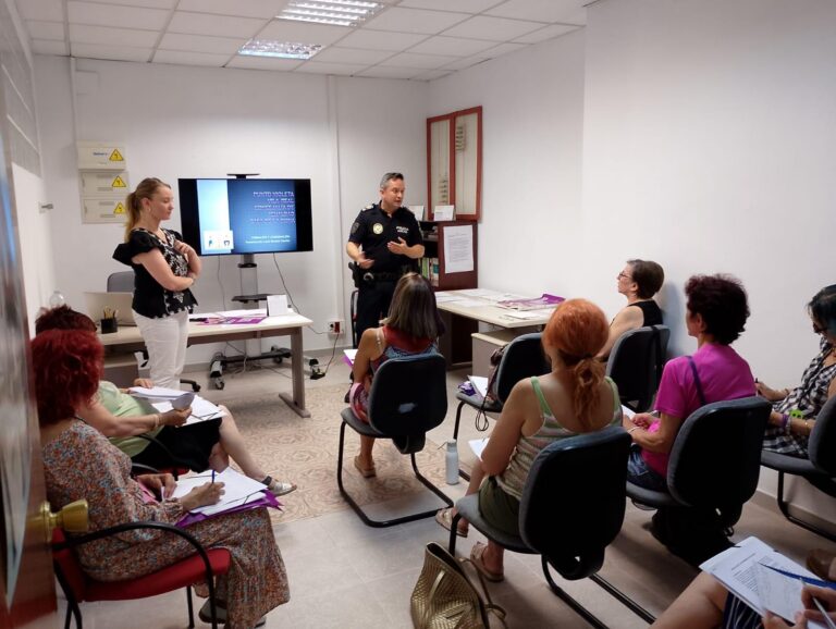 Vila-real forma a les voluntàries del Punt Violeta de les festes patronals