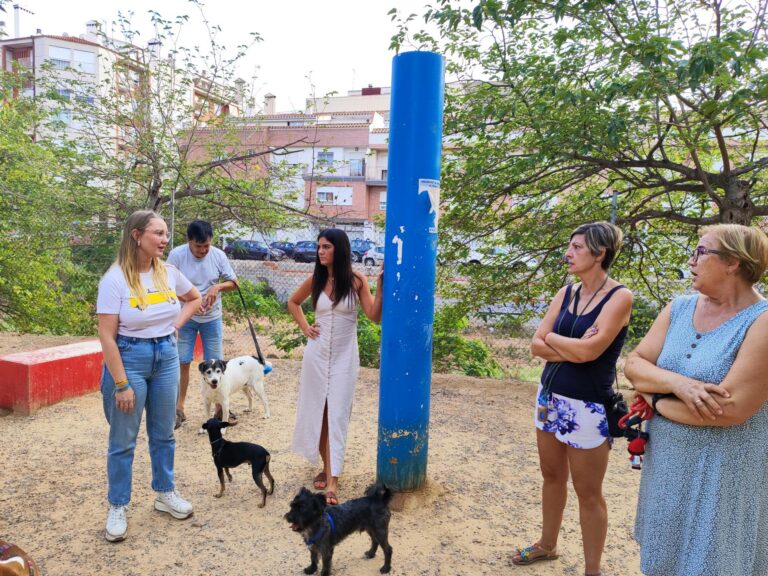 Vila-real llança una nova fase de la campanya de consciència canina amb repartiment de kits