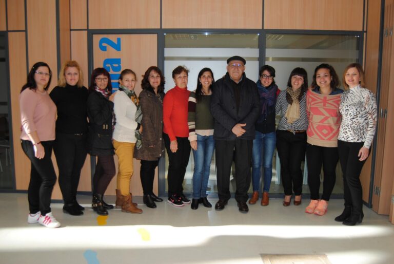 Una trentena d'alumnes recullen el seu diploma del curs de valencià per a nouvinguts