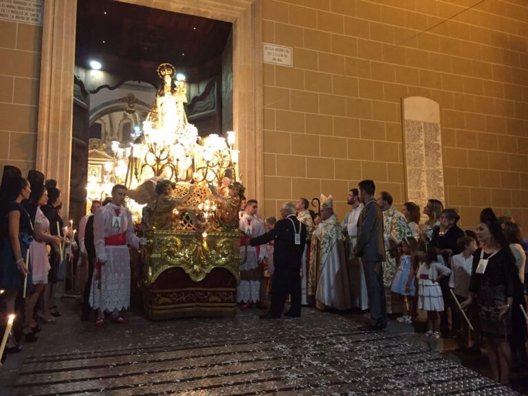 Les Rosarieres celebren el dia en honor a la seua patrona amb la misa solemne