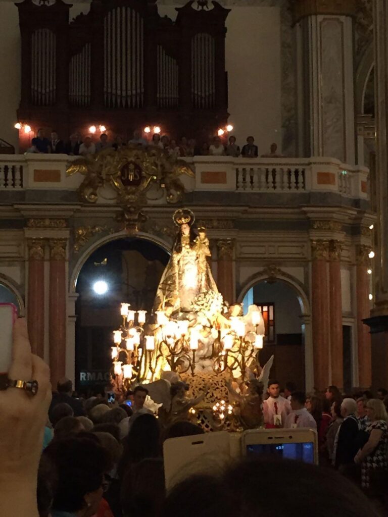 Les Rosarieres despedeixen les seues festes amb una missa solemne i una processó