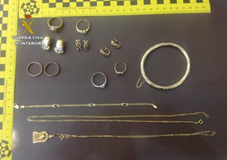 Una vila-realenca de 27 anys és detinguda per robar joies i objectes valorats en 12.000 euros en la platja d'Almassora