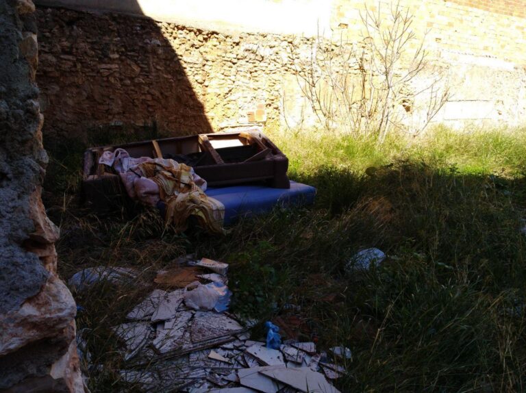 Cs urgeix la neteja del parc caní de La Senia i del solar del carrer Almassora