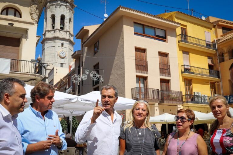 Cantó visita les festes i exigeix a Puig que explique on retallarà i si pujarà els impostos als valencians
