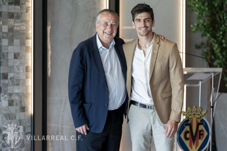 El Villarreal CF entrega la insígnia d’or del club a Asenjo, Moi Gómez i Gerard Moreno