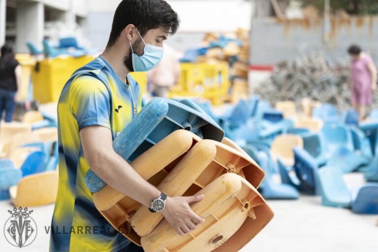 Els abonats han començat hui a recollir el seu seient de l’Estadi de la Ceràmica