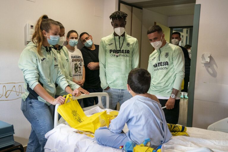 Jugadors del Villarreal CF donen una sorpresa als xiquets ingressats a l’Hospital de la Plana