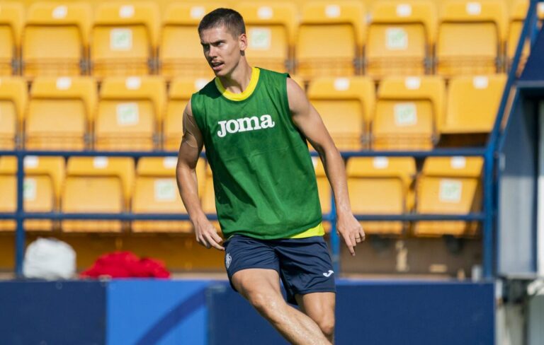 El futbolista Juan Foyth rep l’alta mèdica