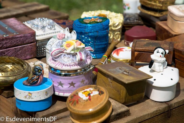 Les antiguitats prenen Vila-real: una fira per a col·leccionistes i amants del passat