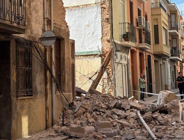 Susto a Vila-real: dues cases s’ensorren al carrer Santa Clara