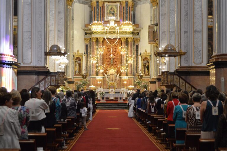 L’Associació de Maria de Filles del Rosari viu la seua festa gran amb una missa solemne