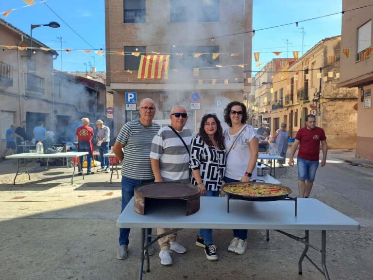 Vila-real viu una jornada festiva als seus barris amb paelles i lliurament de la clau